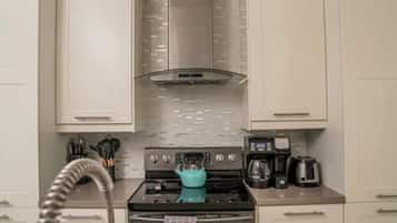 Basic Apartment | Dapur peribadi | Peti sejuk/penyejuk beku saiz penuh, mesin basuh pinggan mangkuk