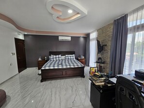 4 bedrooms, in-room safe, free WiFi, bed sheets - Family Retreat, Spacious Luxury Home  with pool, outdoor space secure parking. (Naranjito)