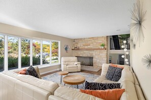 Televisión, chimenea y tenis de mesa