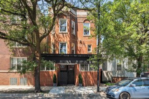 Exterior - The Lincoln Square Hideaway (Chicago)