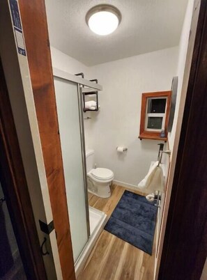 Een douche, handdoeken, zeep, shampoo