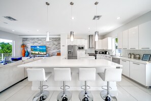 Køleskab, mikrobølgeovn, ovn, kogeplade