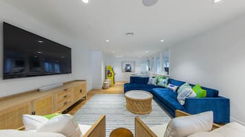 Una Smart TV, una chimenea, videojuegos, un futbolín