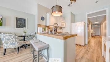 Kogeplade, kaffe-/temaskine, køkkentøj/tallerkener/redskaber