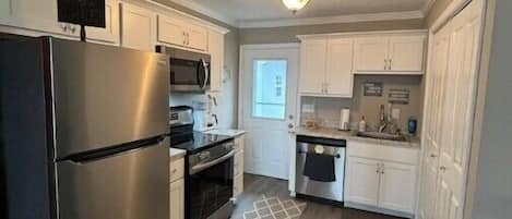 Refrigerador, microondas, horno, placa de cocina