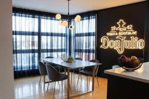 Dining - Luxury Artist Condo In Pointe-Sainte-Charles

 (Montréal)