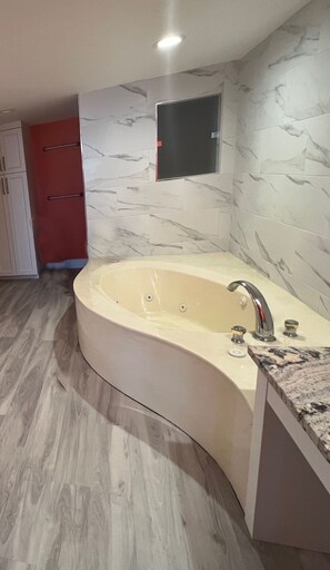 Dusj, hårføner, bidé og håndklær