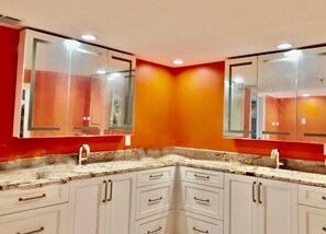 Dusj, hårføner, bidé og håndklær