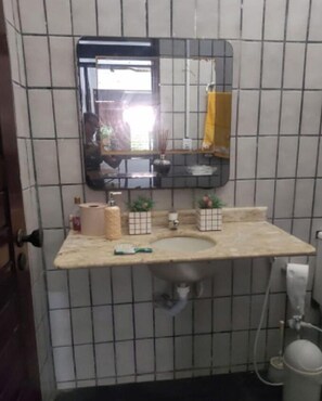 Een douche, handdoeken, zeep, toiletpapier