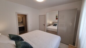 3 bedrooms, in-room safe, desk, iron/ironing board