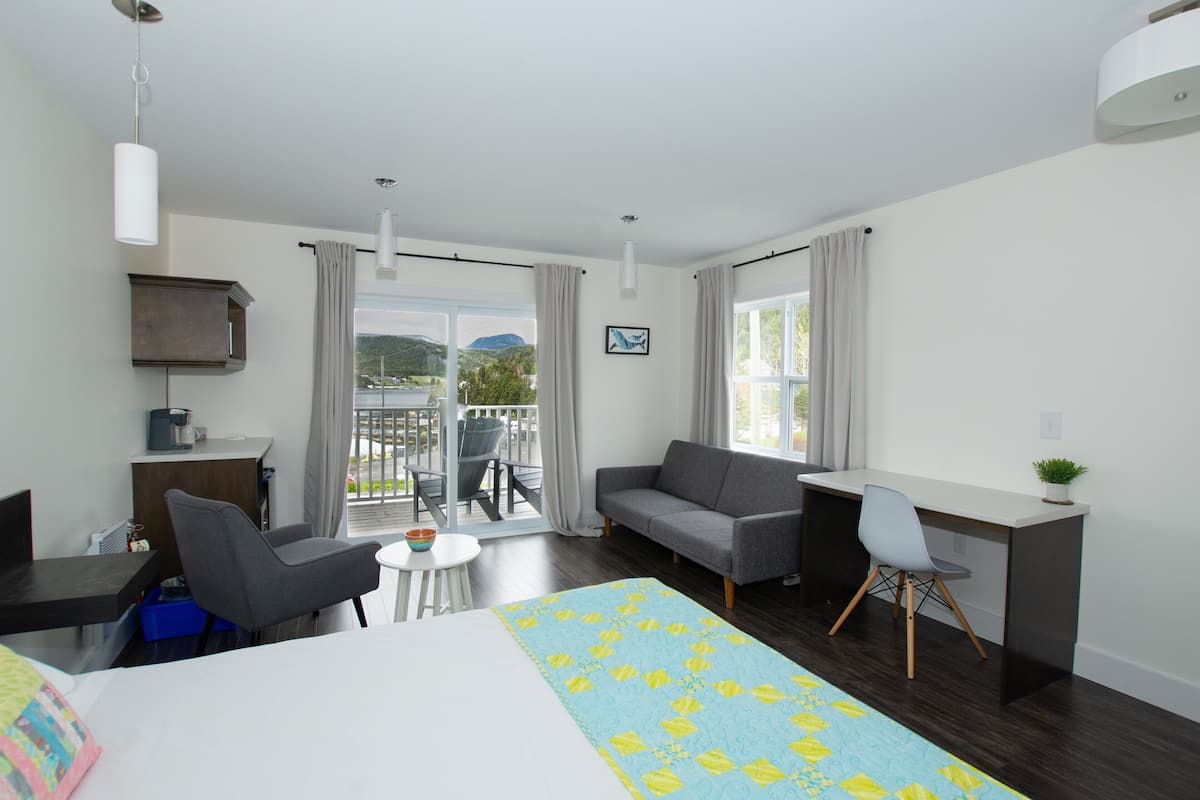 Deluxe suite, douche met handgrepen, uitzicht op haven | 1 slaapkamer, luxe beddengoed, een bureau, een strijkplank/strijkijzer