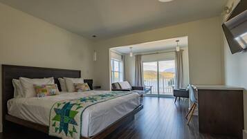 Suite – deluxe, havneutsikt | 1 soverom, sengetøy av topp kvalitet, skrivebord og strykejern/-brett