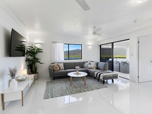 TV - 3 BEDROOM CBD WATERFRONT LUXURY APARTMENT (Cairns City)