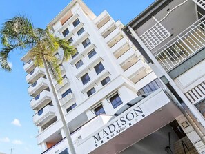 Exterior - 3 BEDROOM CBD WATERFRONT LUXURY APARTMENT (Cairns City)