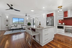 冷蔵庫、電子レンジ、オーブン、コンロ