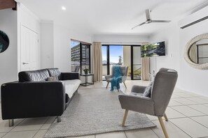 Smart TV - Spacious 3 Bedroom Townhouse in Cairns City (Cairns City)