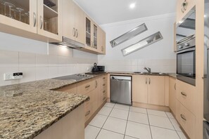 Fridge, microwave, oven, stovetop - Spacious 3 Bedroom Townhouse in Cairns City (Cairns City)