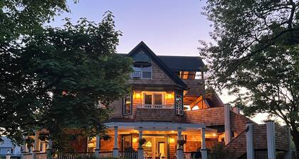 Oak Bluff's Victorian Walk to Town & Beaches
