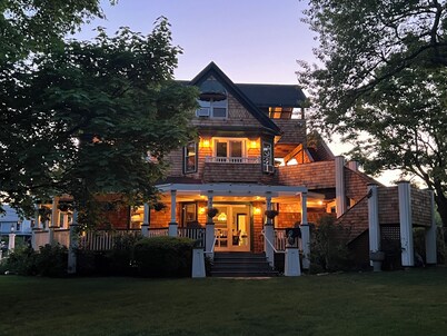 Oak Bluff's Victorian Walk to Town & Beaches