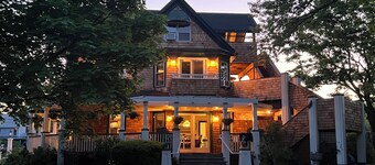 Oak Bluff's Victorian Walk to Town & Beaches