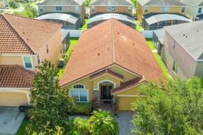 Un quartier résidentiel composé de plusieurs maisons, chacune ayant un toit à deux versants distinctif et une entrée principale.