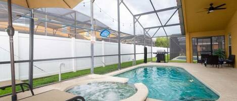 Utomhuspool och uppvärmd pool