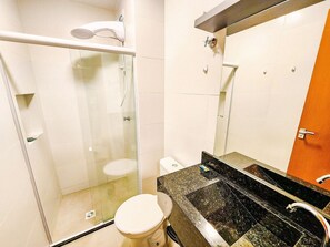 Estudio | Baño | Regadera y amenidades de baño gratuitas 