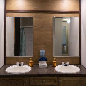 Bubbelbadkar, hårtork, handdukar och tvål