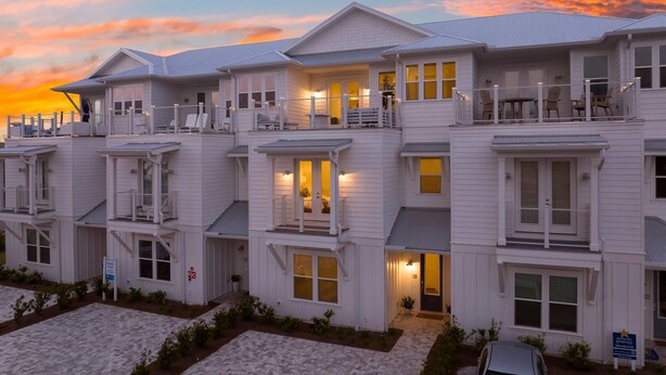 Un hotel de varios pisos con balcones y vista a la playa.