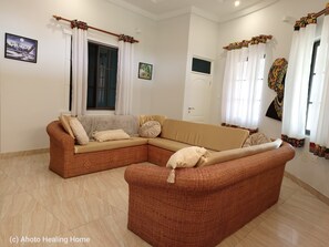 Smart-tv, een open haard en boeken