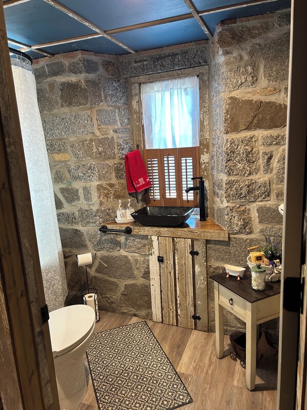 Bathroom - Unique cottage built in the 1800s, Granite Cliffs of Port Deposit Maryland. (Port Deposit)