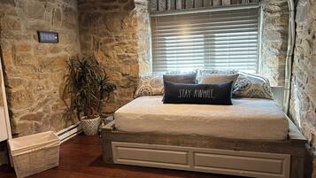 1 bedroom, desk, WiFi, bed sheets