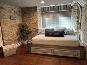 1 bedroom, desk, WiFi, bed sheets