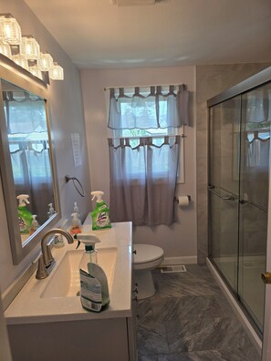 Douche, sĂšche-cheveux, serviettes fournies, savon