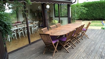 Outdoor dining