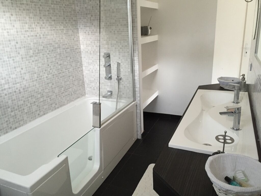 Een douche, een haardroger, handdoeken, zeep