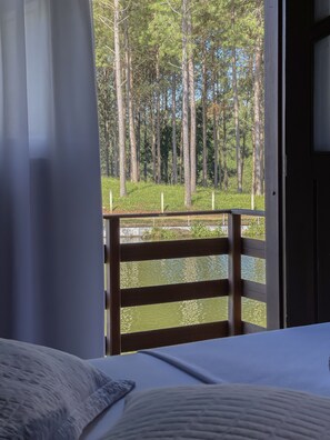 Didekorasi berbeda-beda, meja kerja, Wi-Fi gratis, dan seprai linen