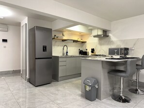 Kjøleskap, mikrobølgeovn, ovn og vannkoker