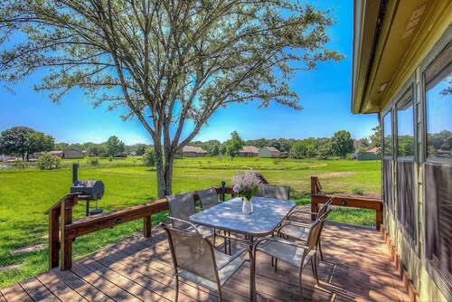 Stunning views at Lake Fork, Texas, with a fire pit and pool table!