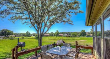 Stunning views at Lake Fork, Texas, with a fire pit and pool table!