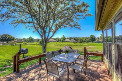 Stunning views at Lake Fork, Texas, with a fire pit and pool table!