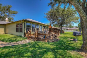 Outdoor dining - Stunning views at Lake Fork, Texas, with a fire pit and pool table! (Alba)