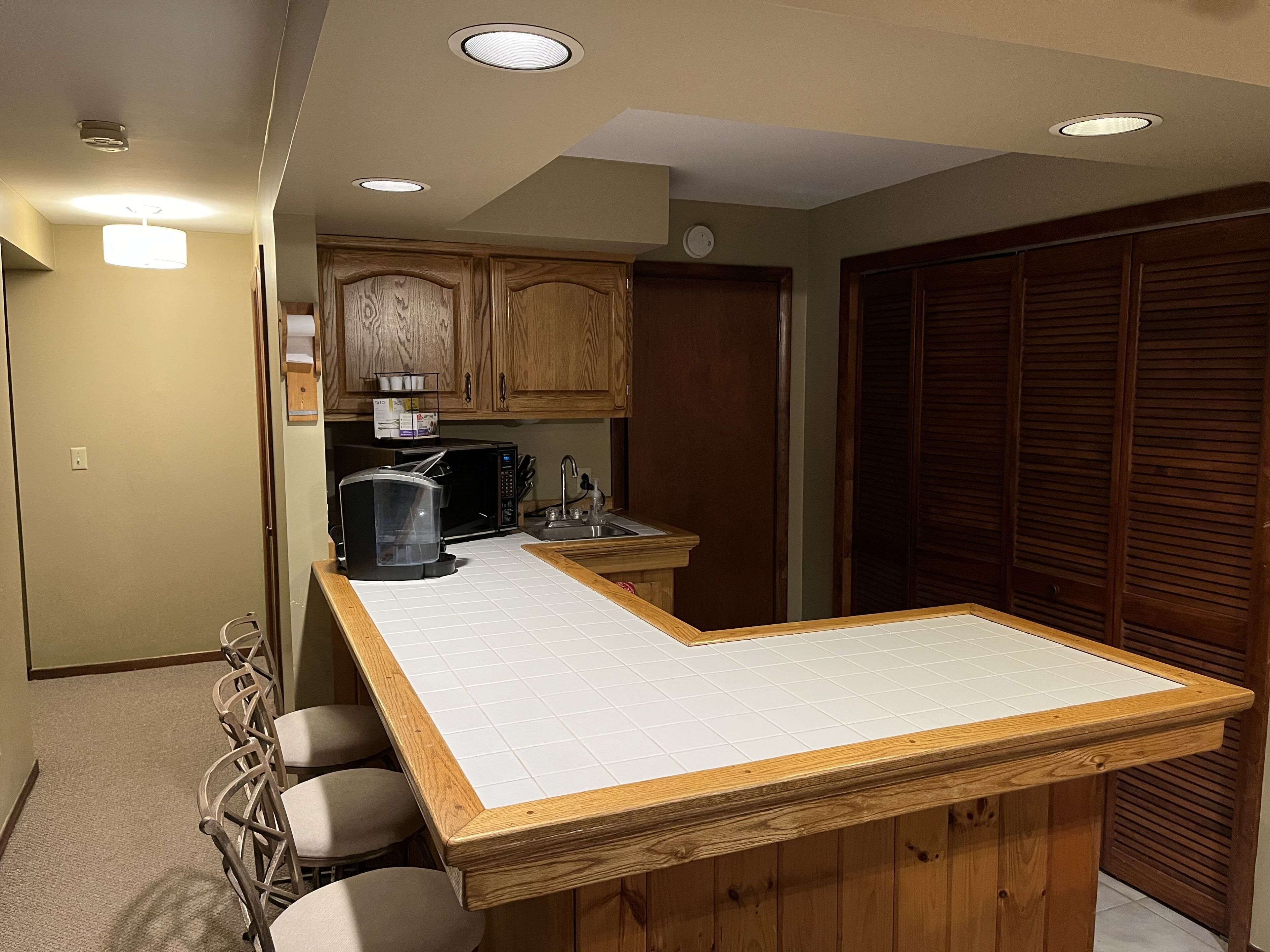 Réfrigérateur, micro-ondes, cafetière/bouilloire, grille-pain