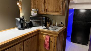 雪櫃、微波爐、咖啡機/沖茶器、多士爐