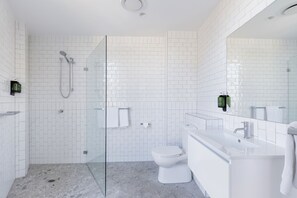 Shower, rainfall showerhead, hair dryer, towels - Mortdale Hotel (Mortdale)