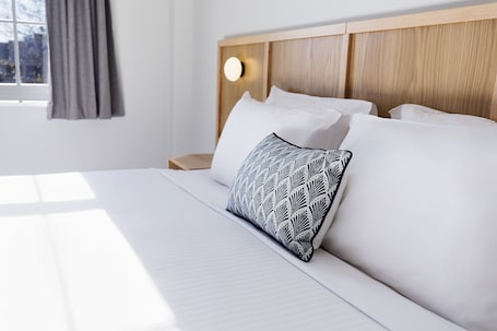 Standard Room, 1 King Bed, Mobility Accessible, Ensuite | In-room safe, blackout drapes, iron/ironing board, free WiFi