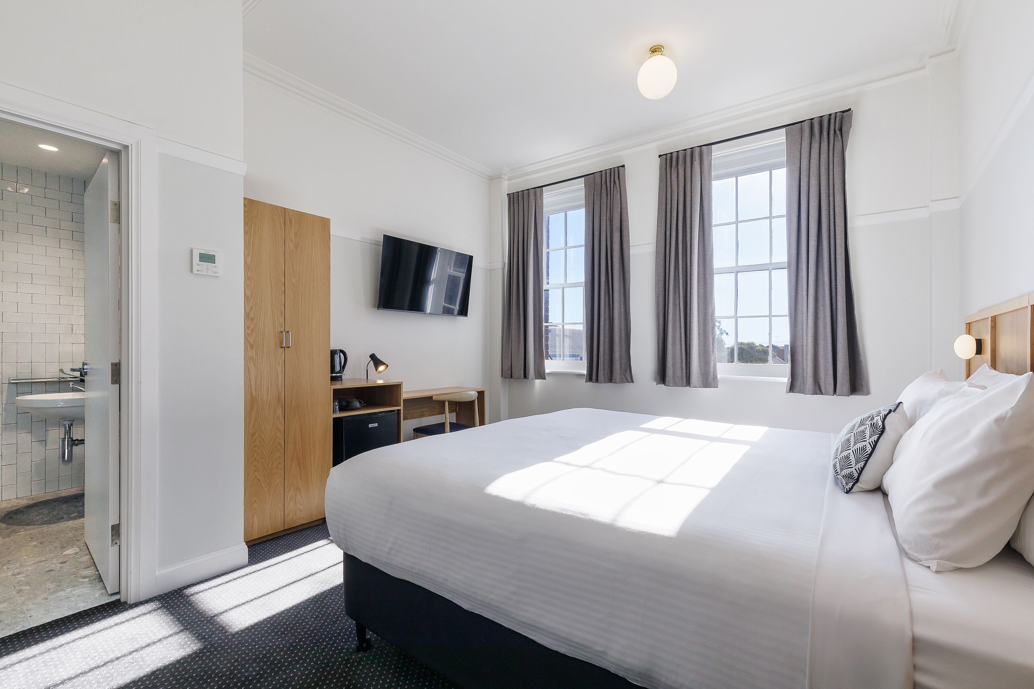 Standard Room, 1 King Bed, Mobility Accessible, Ensuite | In-room safe, blackout drapes, iron/ironing board, free WiFi