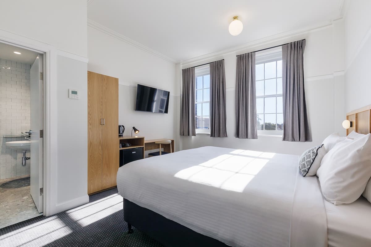 Standard Room, 1 King Bed, Mobility Accessible, Ensuite | In-room safe, blackout drapes, iron/ironing board, free WiFi