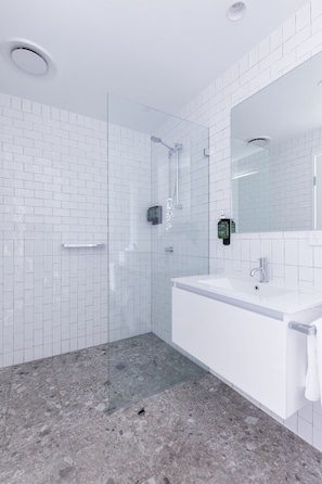 Shower, rainfall showerhead, hair dryer, towels - Mortdale Hotel (Mortdale)