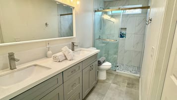 Secadora de cabello, jabón, papel de baño